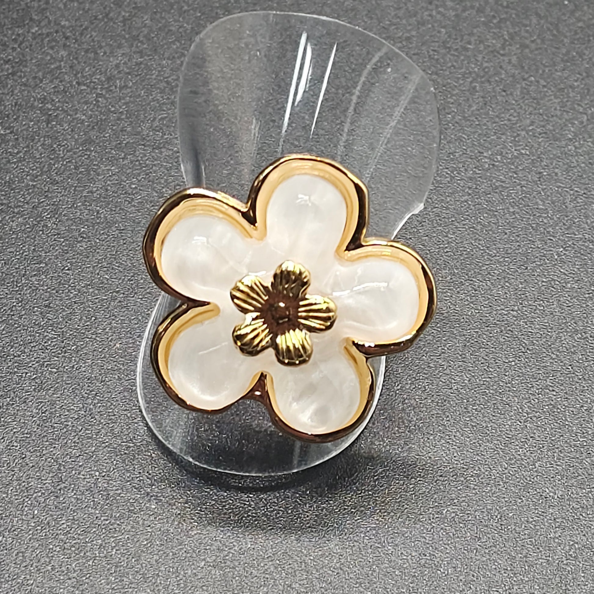 Bague ajustable dorée en forme de fleur nacrée, reflet irisé, acier inoxydable