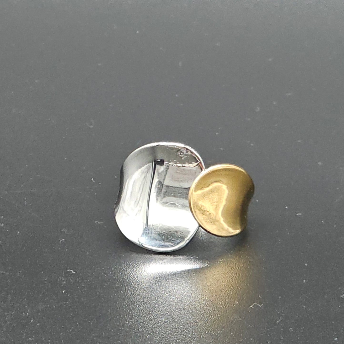 bague-galet-bicolore-dore-argent gros plan