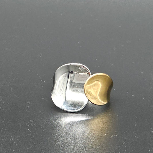 bague-galet-bicolore-dore-argent gros plan