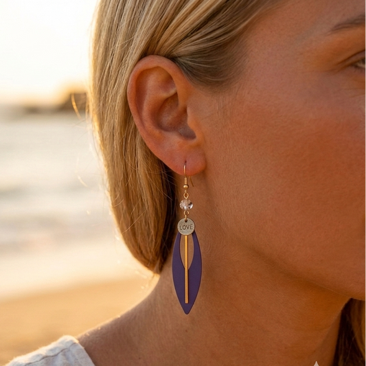 Boucles pendantes géométriques LOVE – ovale ajourée & tige dorée