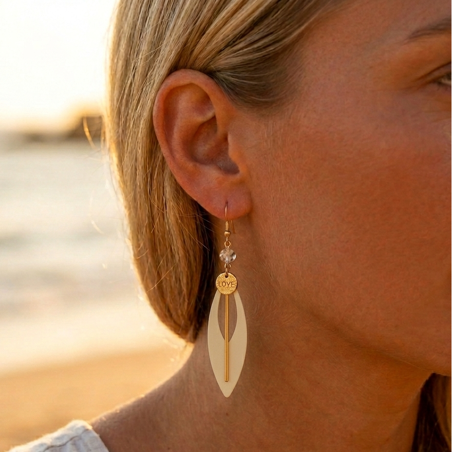 Boucles pendantes géométriques LOVE – ovale ajourée & tige dorée