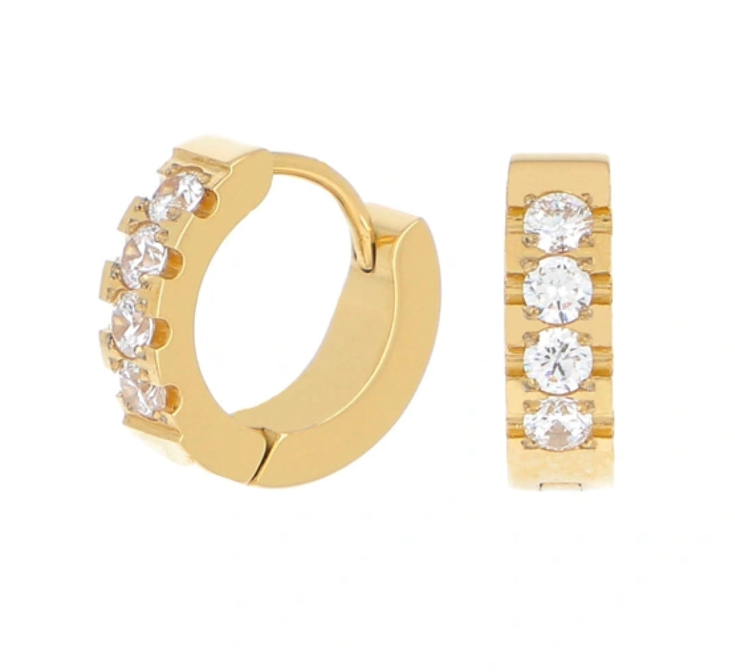 Boucles créoles dorées avec strass blancs sur présentoir – Bijoux Nice