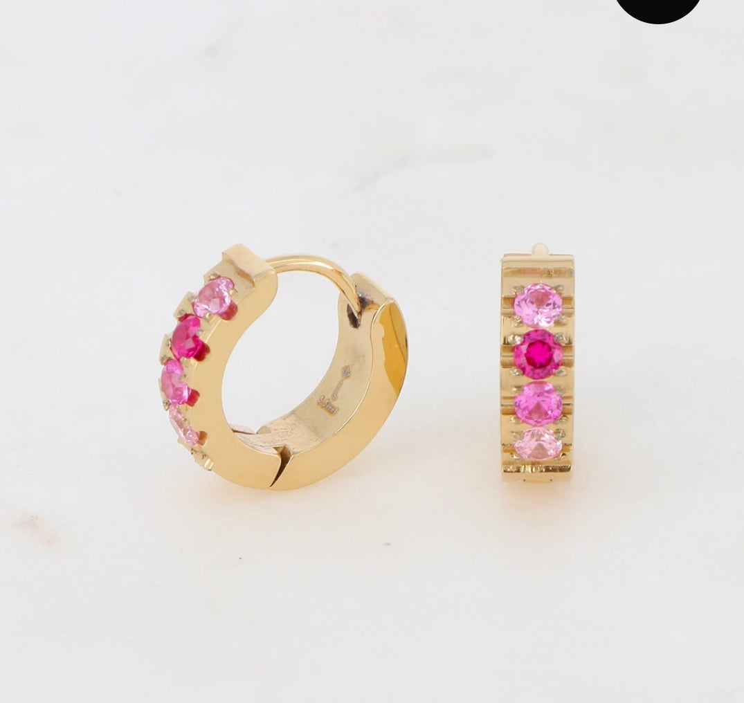 Boucles créoles dorées avec strass roses sur présentoir – Bijoux Nice