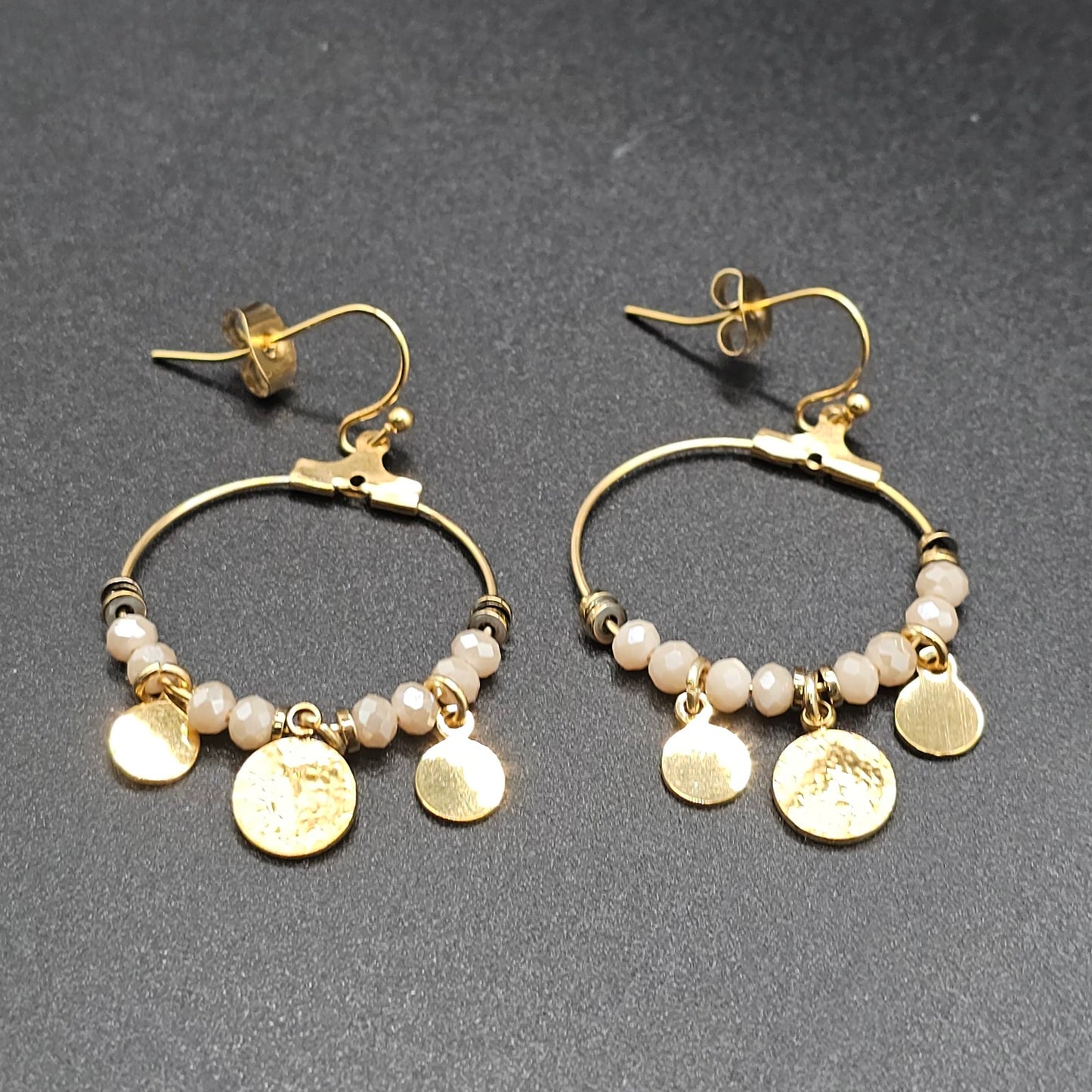 Créoles dorées pampilles et perles beige nude en acier inoxydable – Bijoux Nice