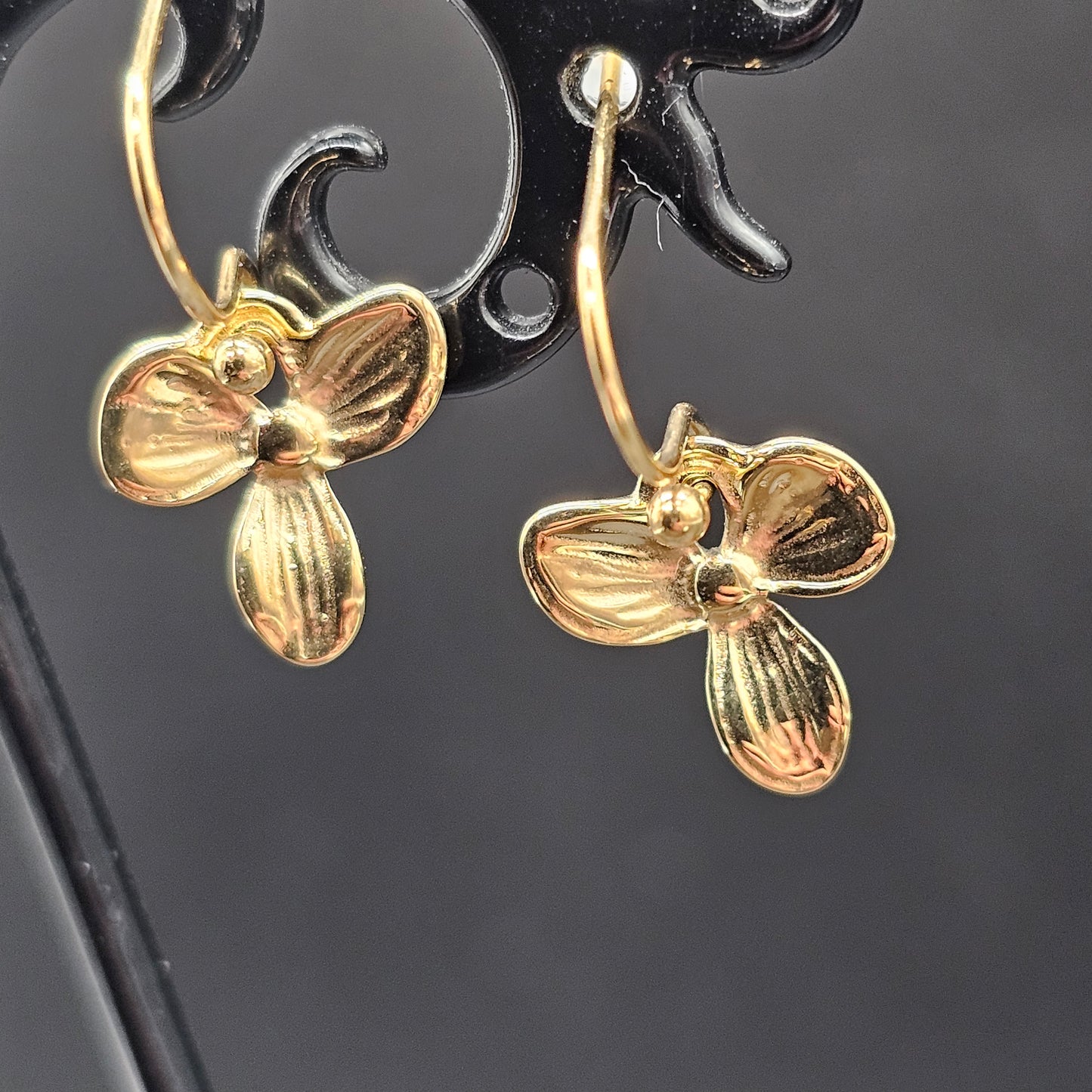 Gold dangle earrings - 3-petal flower - Hypoallergenic stainless steel