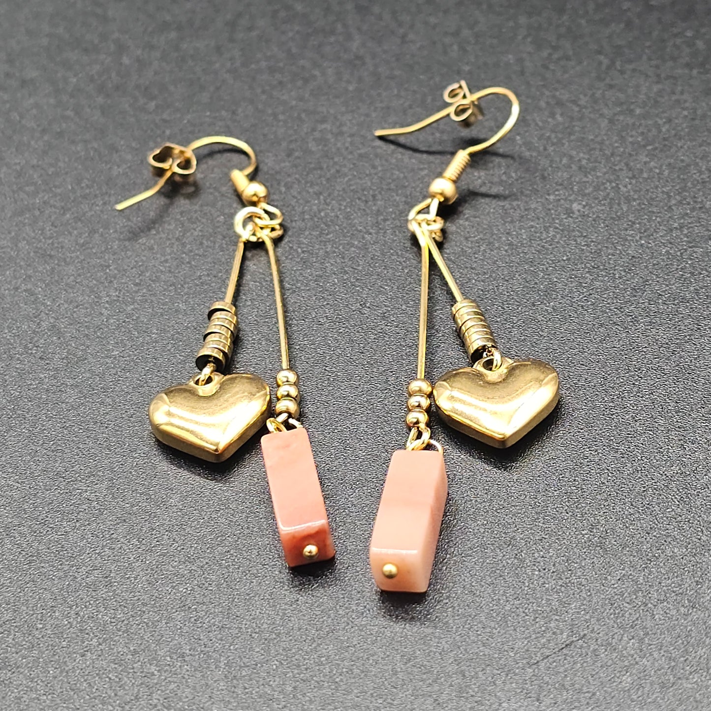 Boucles d’oreilles dorées cœur et pierre naturelle rose – acier inoxydable