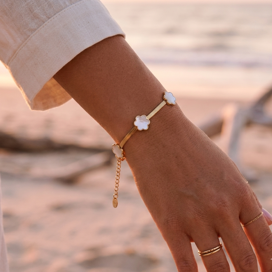 Stainless steel bracelet with gilded mirror chain and metal flowers set with mother-of-pearl