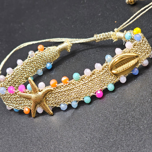 Bracelet doré avec étoile de mer et coquillage doré, orné de perles multicolores – style bohème chic Bijoux Nice.