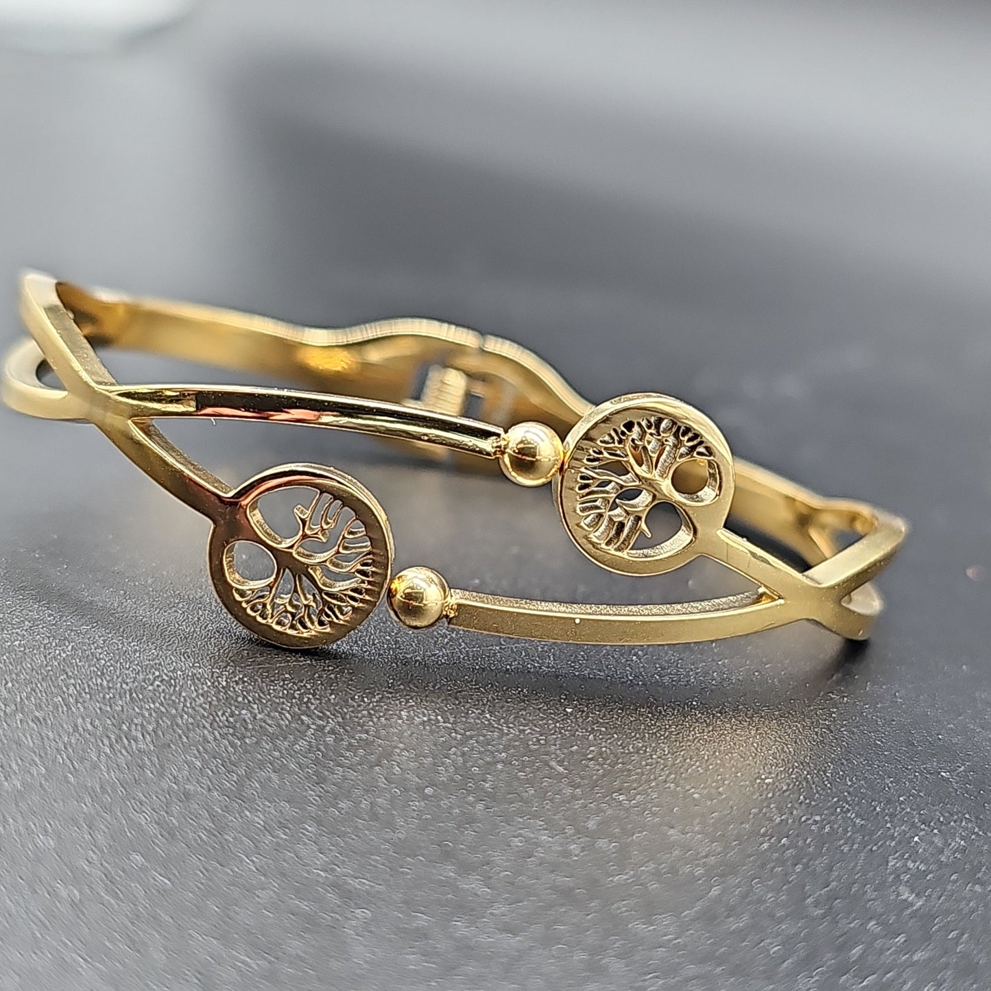 Openable gold-plated stainless steel bangle bracelet – round openwork tree of life medallion