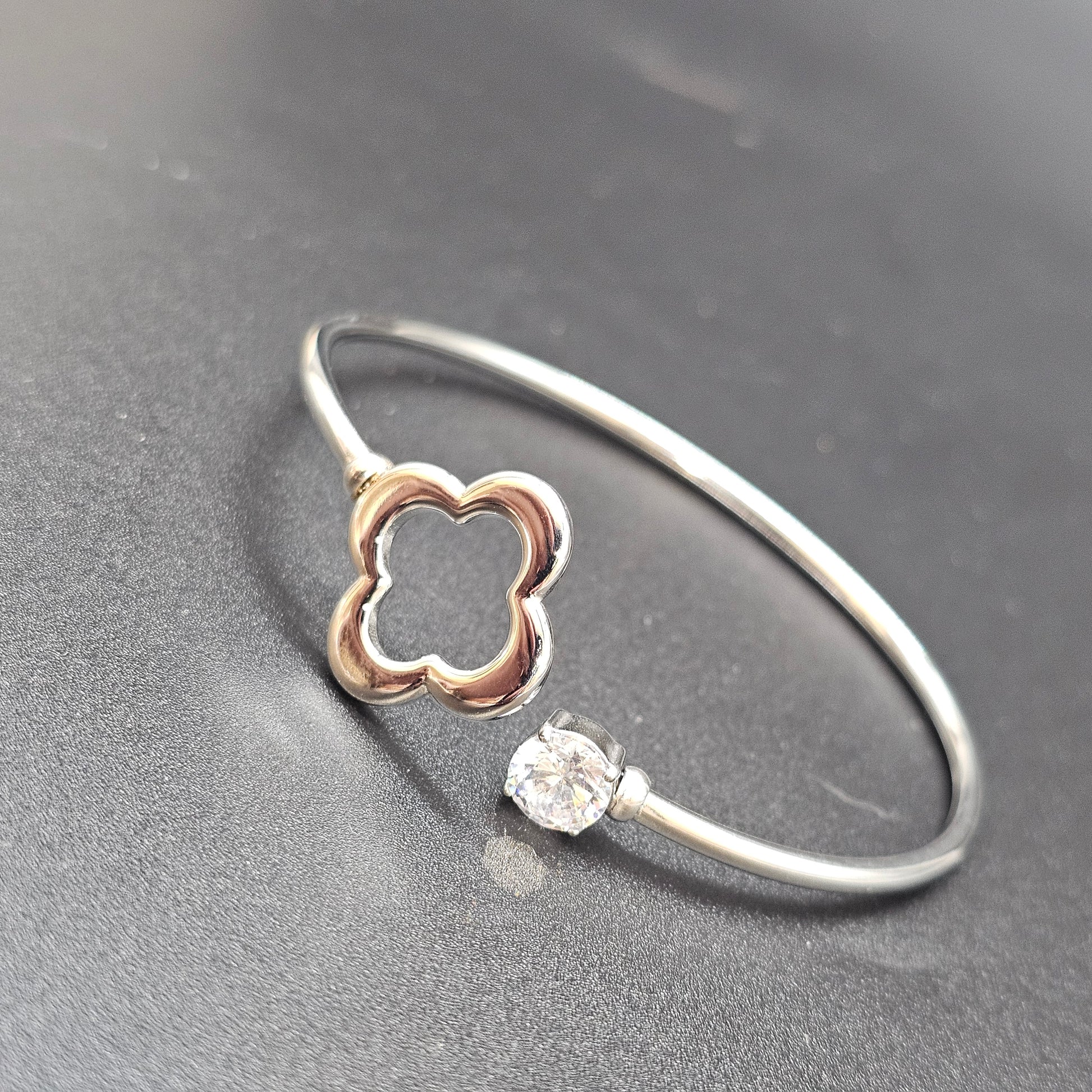 Bracelet jonc argenté avec trèfle central et strass scintillant, acier inoxydable Bijoux Nice