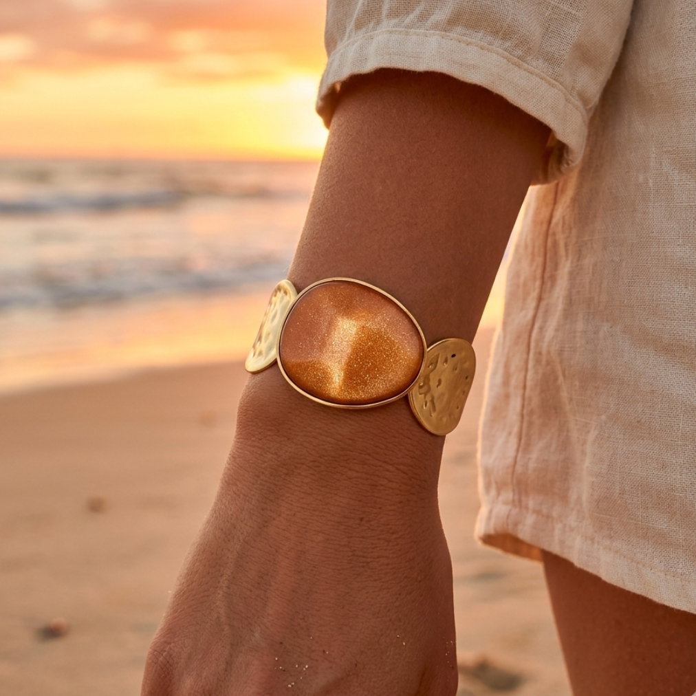 Hammered gold cuff bracelet – Colored stone (ochre, red or green)