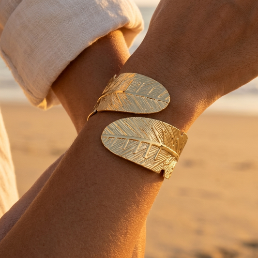 Bracelet manchette ouvrable acier doré ciselé plumes entrecroisées