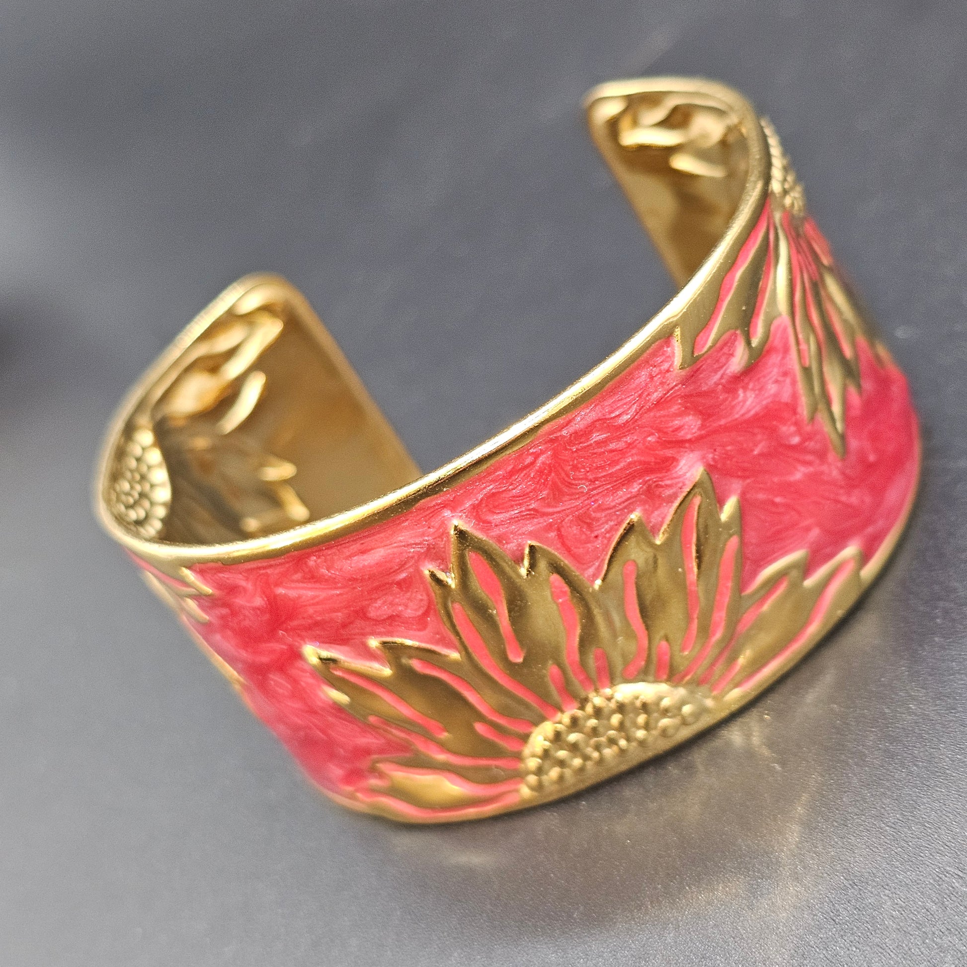 Manchette dorée motif soleil sur fond rose, bracelet large lumineux – Bijoux Nice.