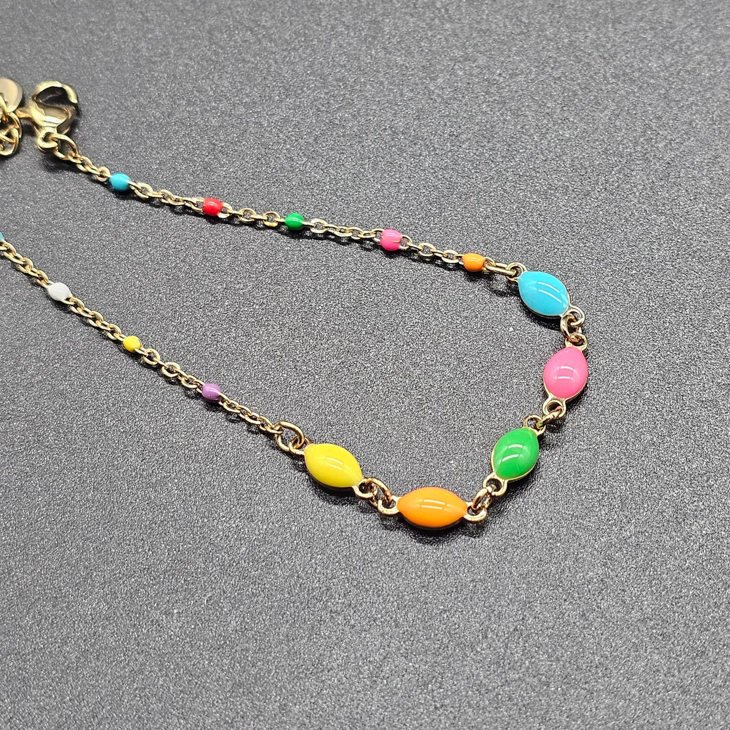 Bracelet doré avec perles multicolores en acier inoxydable, bijou fun et coloré pour femme.