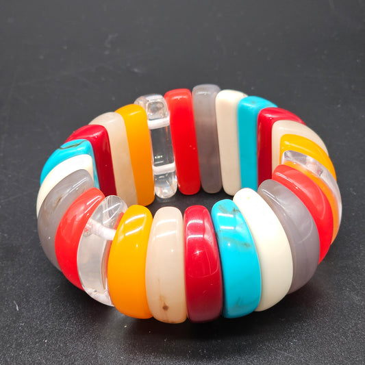Bracelet vintage multicolore en résine laquée sur fond noir