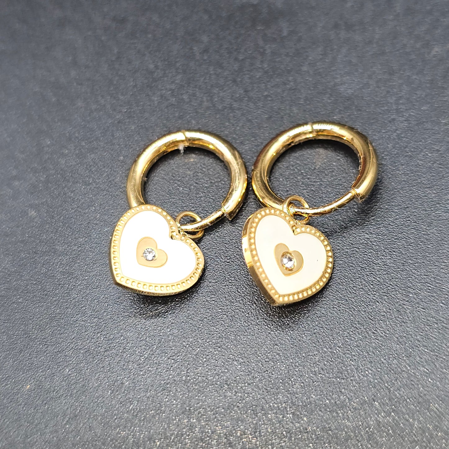 Collier et boucles d’oreilles dorés en forme de cœur ajouré, en acier inoxydable.