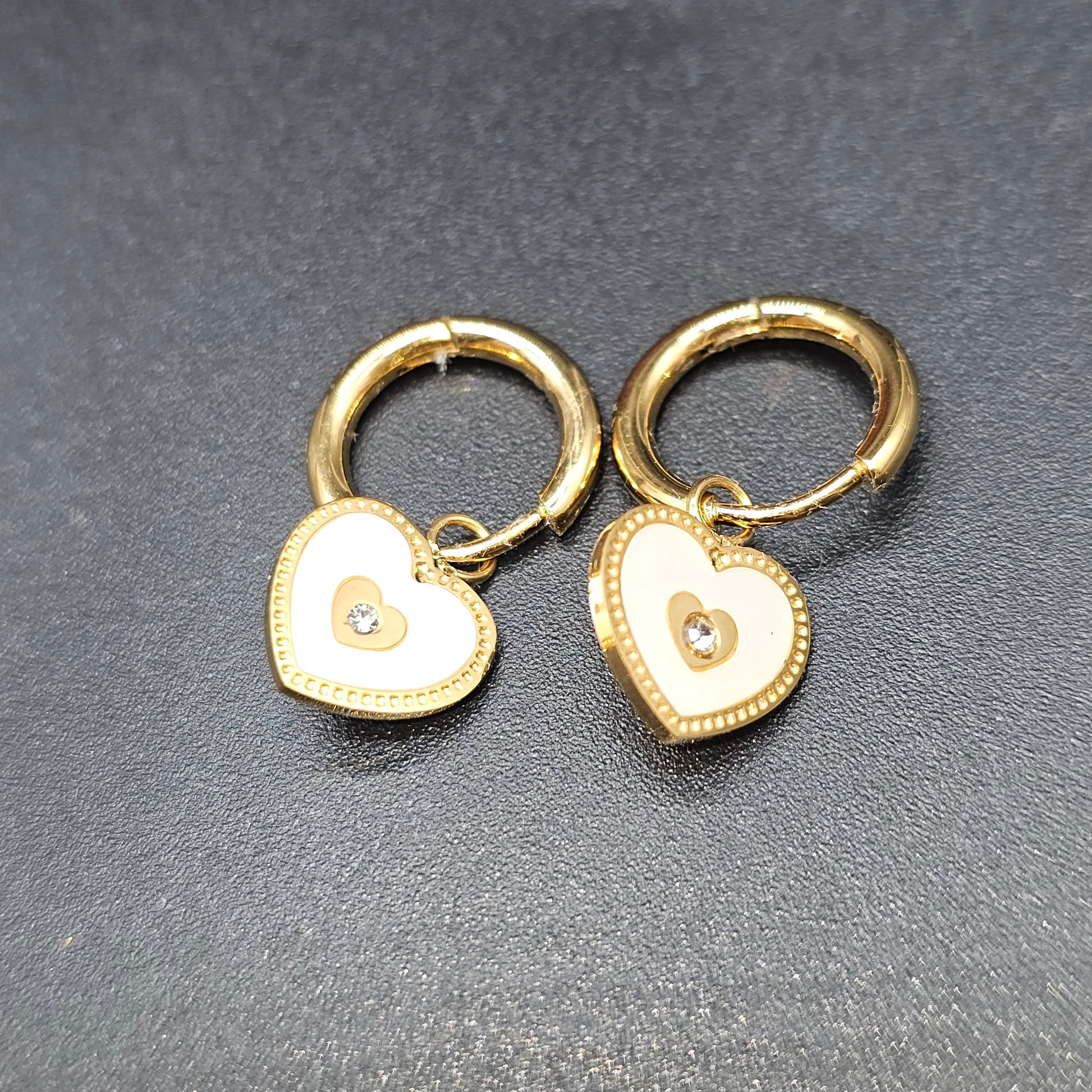 Collier et boucles d’oreilles dorés en forme de cœur ajouré, en acier inoxydable.