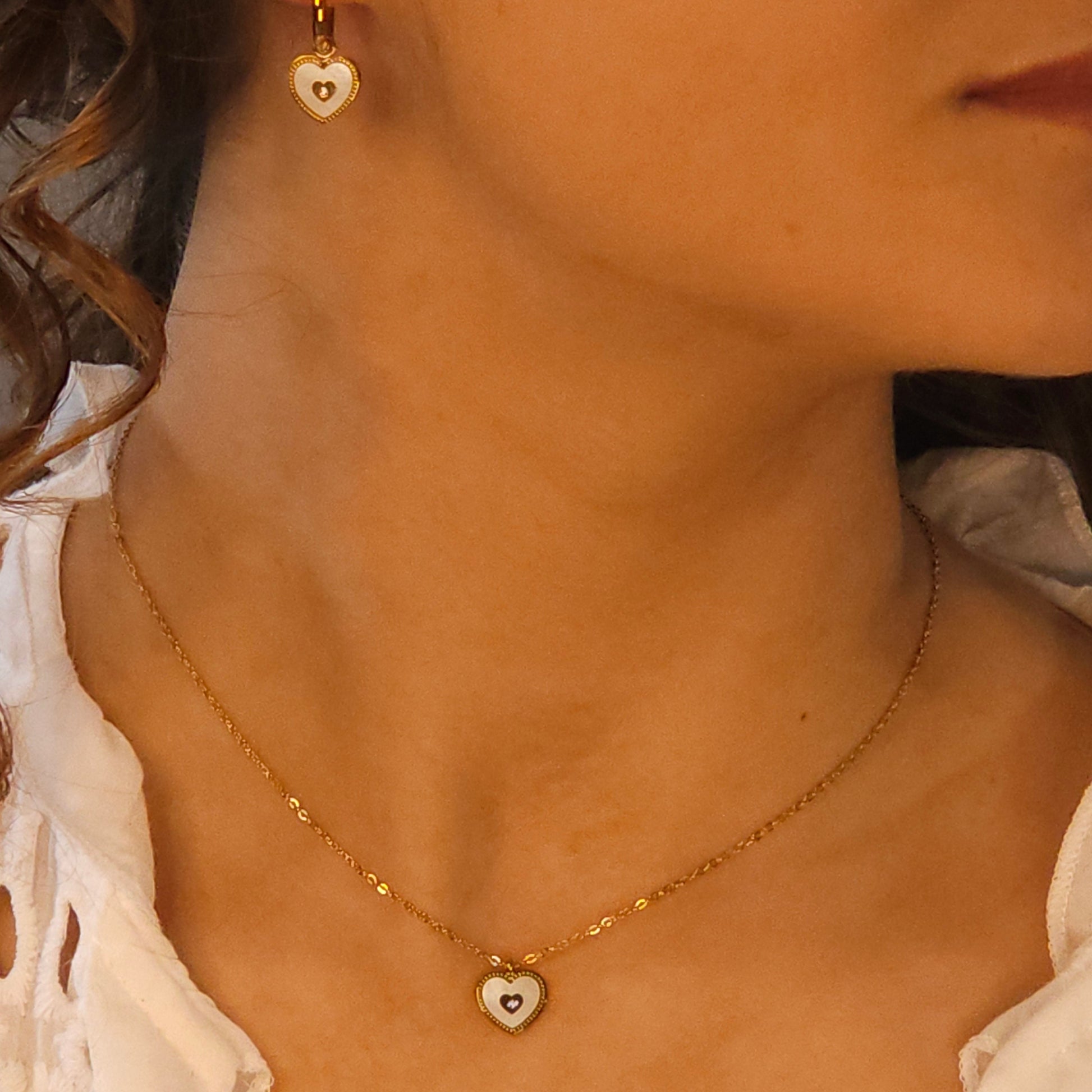 coffret coeur dore porté sur mode