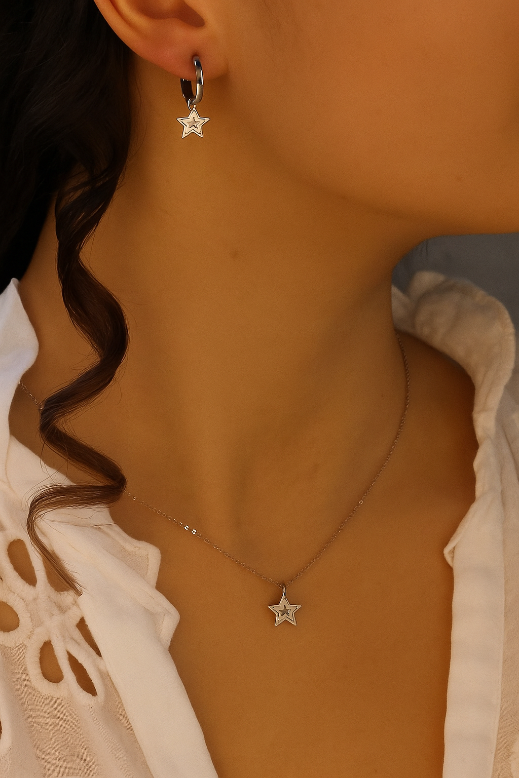 coffret étoile argent collier et boucles d'oreilles sur model