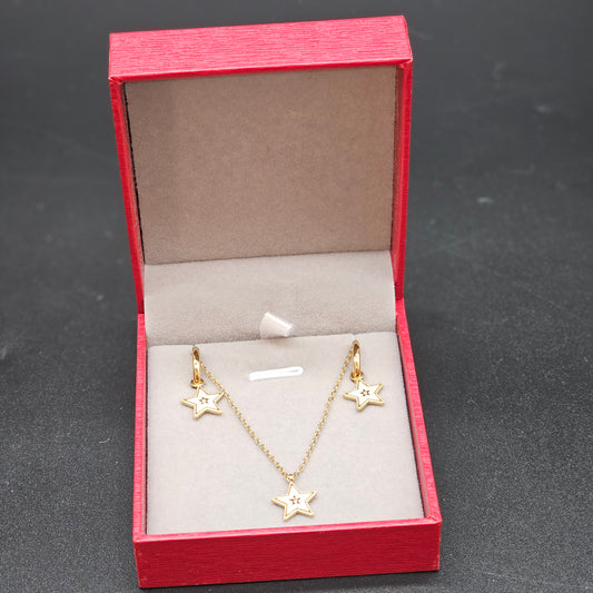 Coffret Étoile Doré avec collier et boucles d’oreilles en acier inoxydable doré dans une boîte rouge.