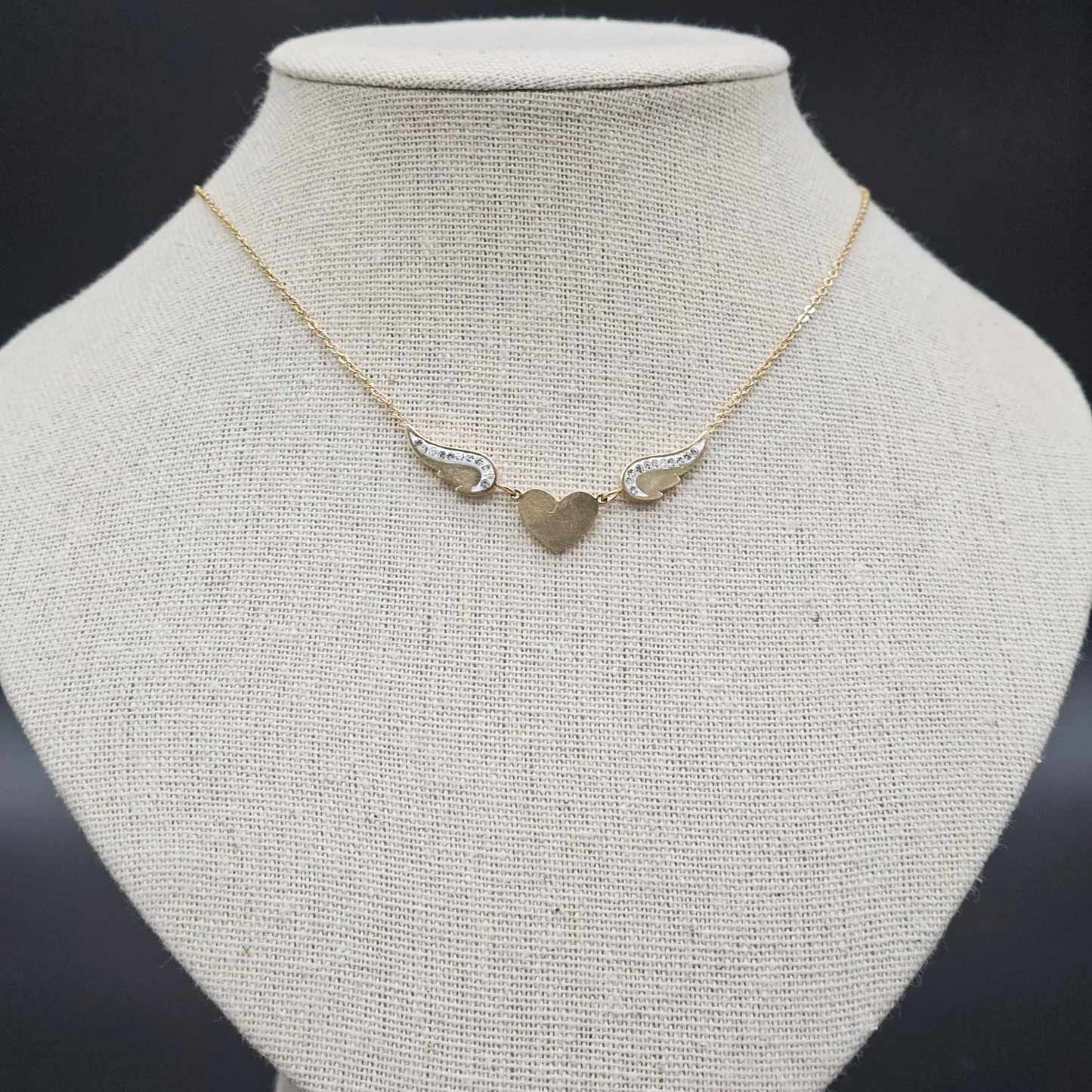 Collier doré en acier inoxydable – Cœur et ailes strass