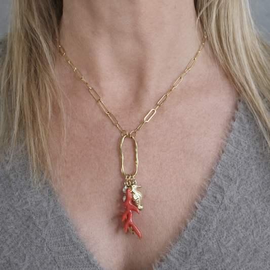 Collier chaîne maillons & charms marins – Corail rouge