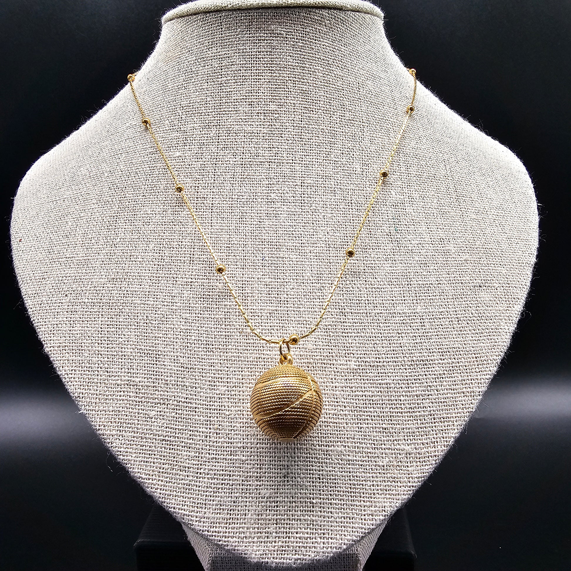 Collier doré en acier inoxydable avec pendentif balle de basket, bijou sport chic pour femme.