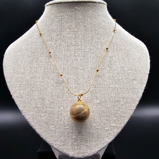 Collier doré en acier inoxydable avec pendentif balle de basket, bijou sport chic pour femme.