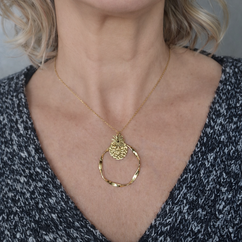 Collier doré acier inoxydable maille forçat et trois pendentifs dorés – tendance et lumineux