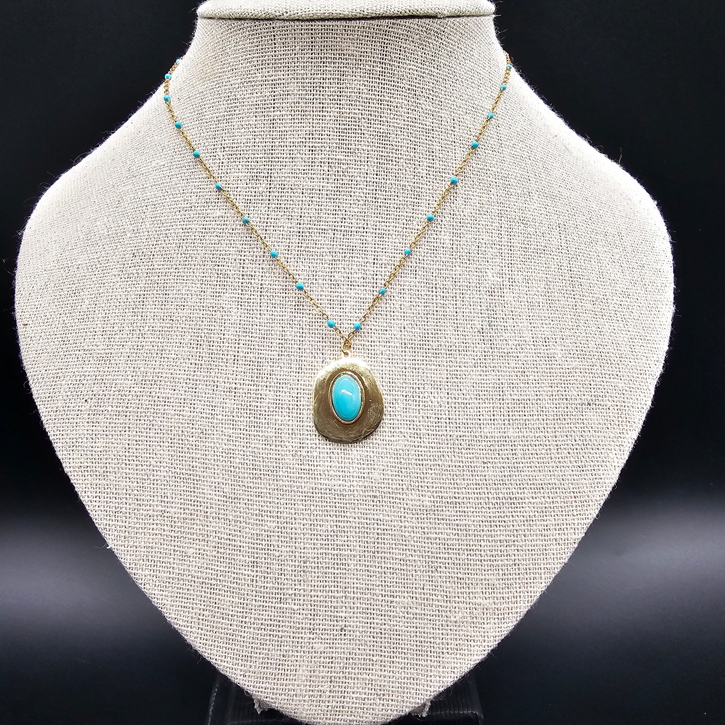 Collier doré en acier inoxydable avec pierre turquoise ovale, bijou coloré et élégant pour femme.