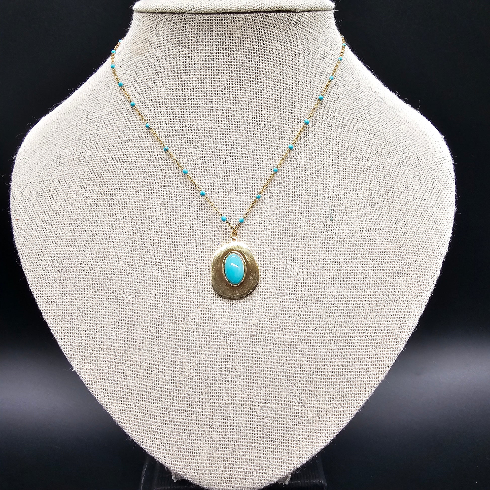 Collier doré en acier inoxydable avec pierre turquoise ovale, bijou coloré et élégant pour femme.