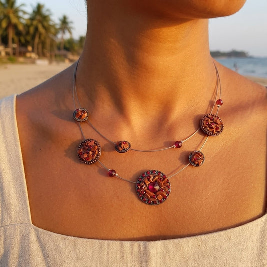 Double-strand wire necklace – metallic beads & stone chips