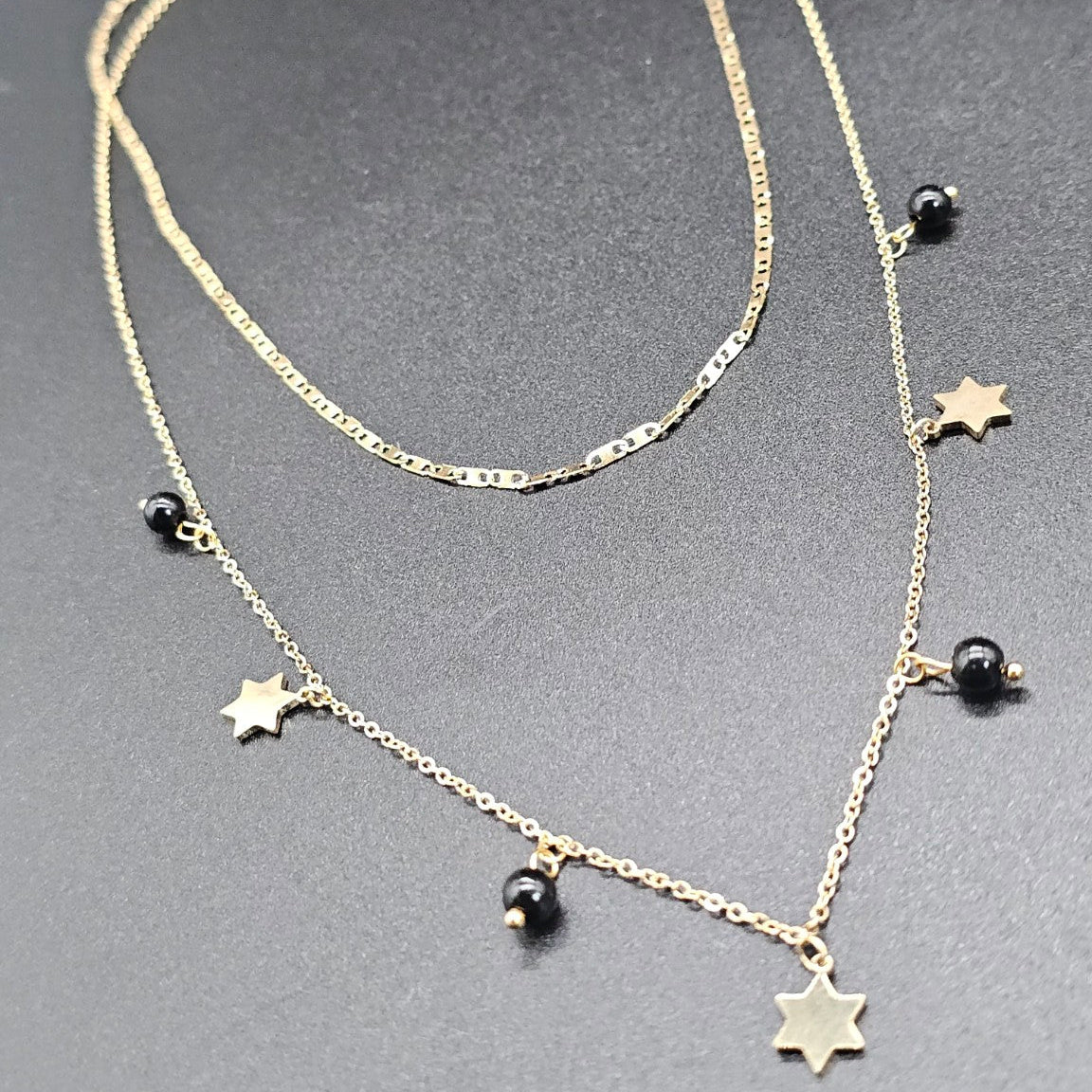 Collier double rang Étoiles & Perles noires – Acier inoxydable doré