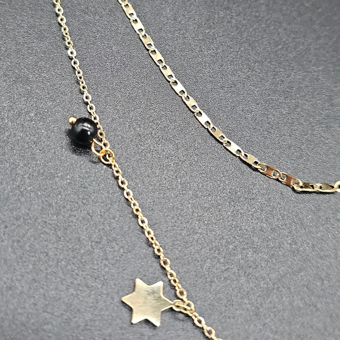 Collier double rang Étoiles & Perles noires – Acier inoxydable doré