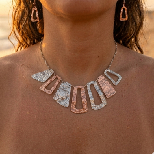Parure collier et boucles d'oreilles pendants acier chaîne maille forçat pièces géométriques courbées en métal argent et or rosé martelé