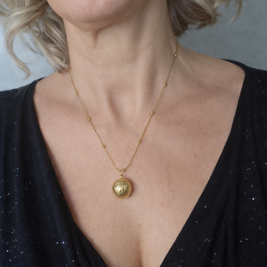 Collier doré acier inoxydable – pendentif balle de basket ciselée