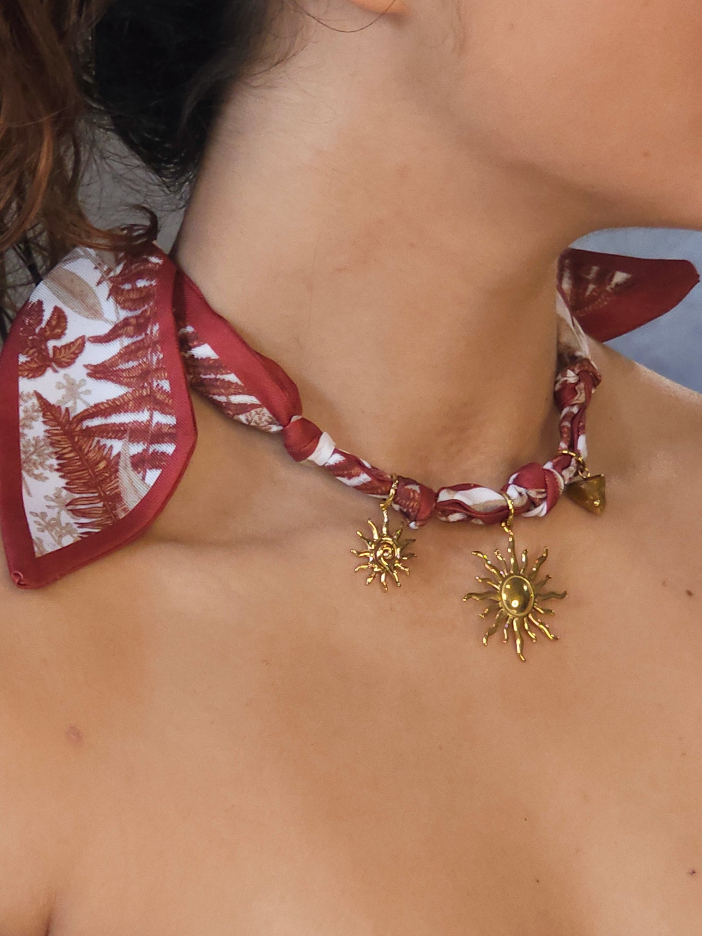 collierfoulardsoleil vue  buste 