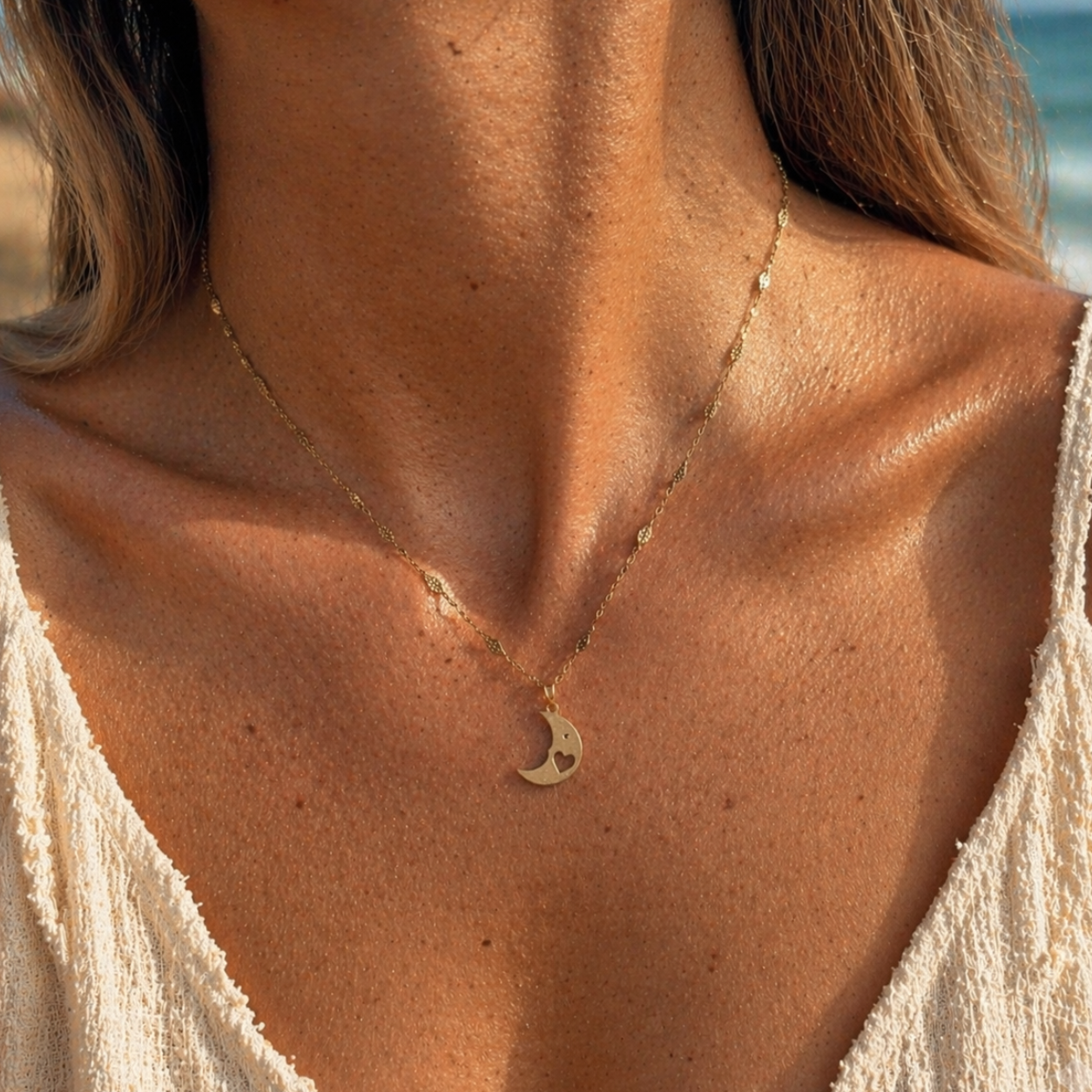 Pendentif lune ajouré en forme de cœur