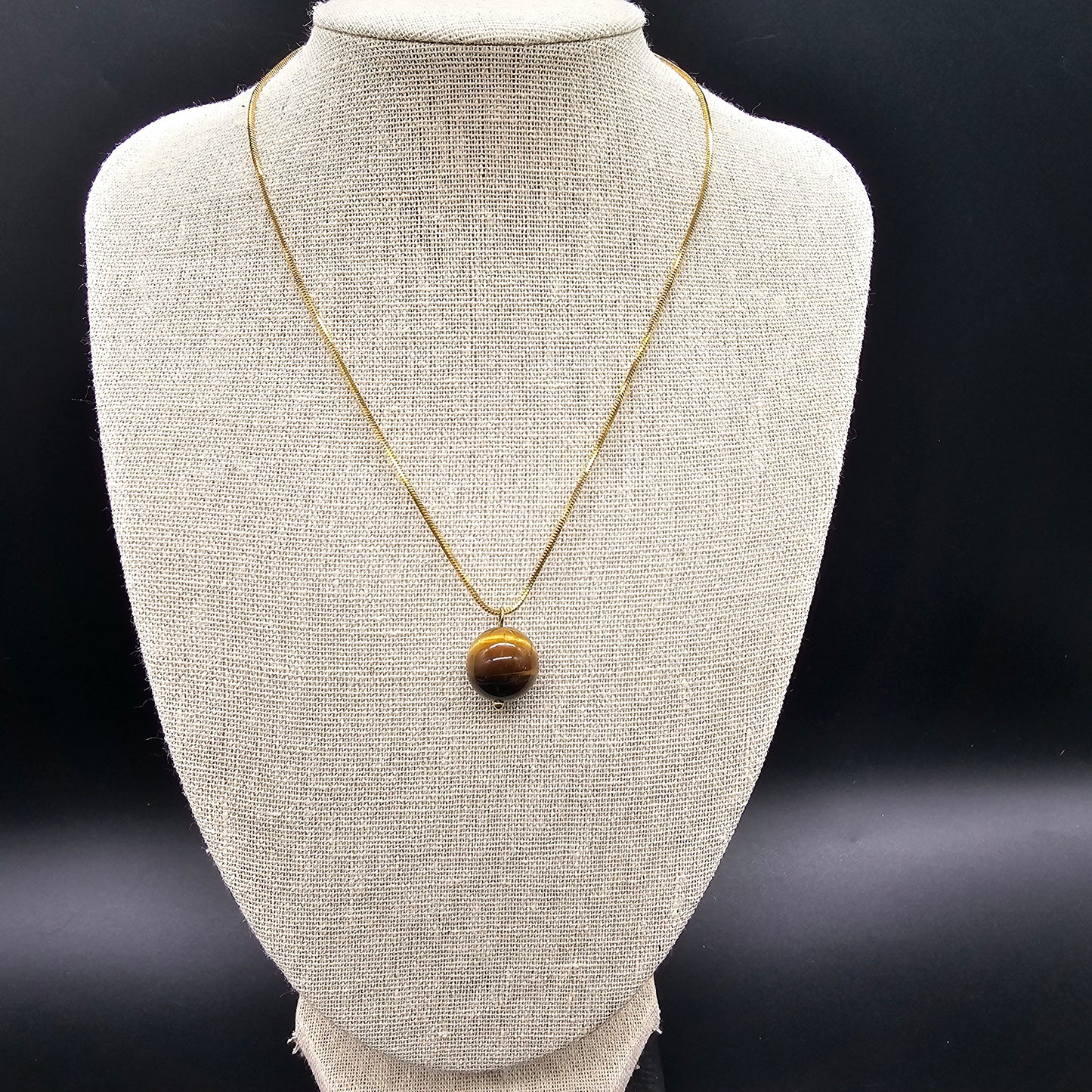 Gold mirror necklace – Amber bead, elegant and trendy