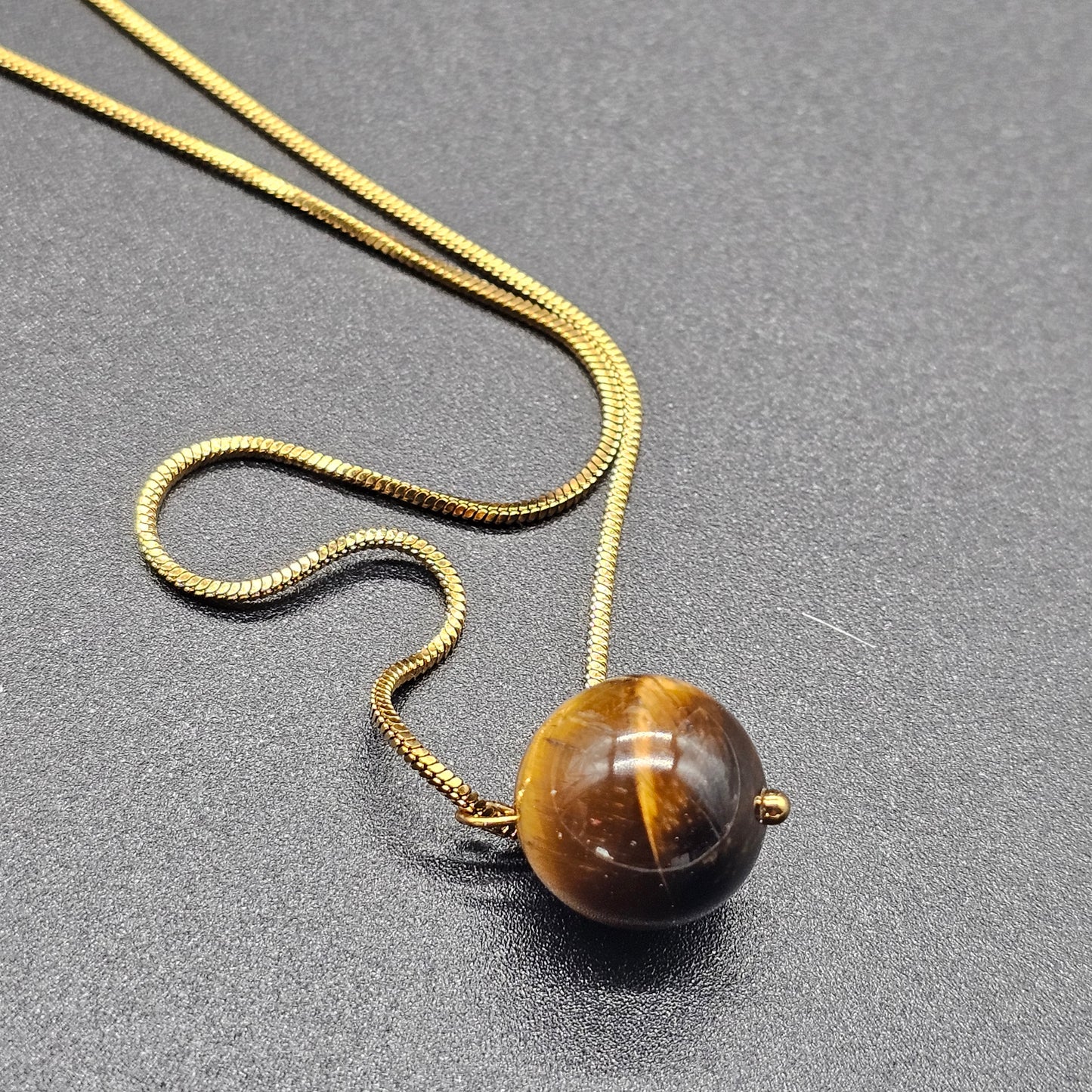 Gold mirror necklace – Amber bead, elegant and trendy