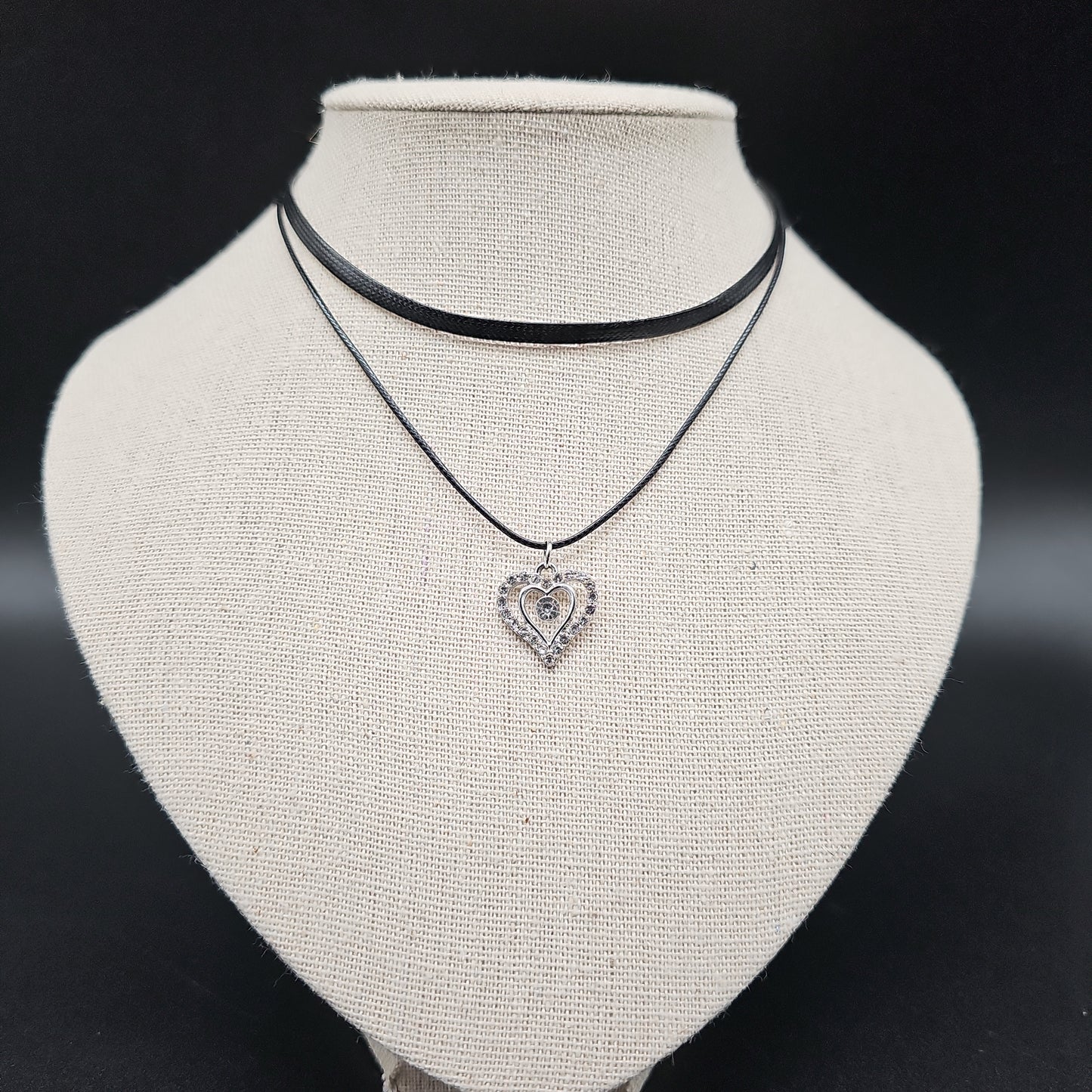 Black faux leather choker necklace with rhinestone double heart – romantic and chic style
