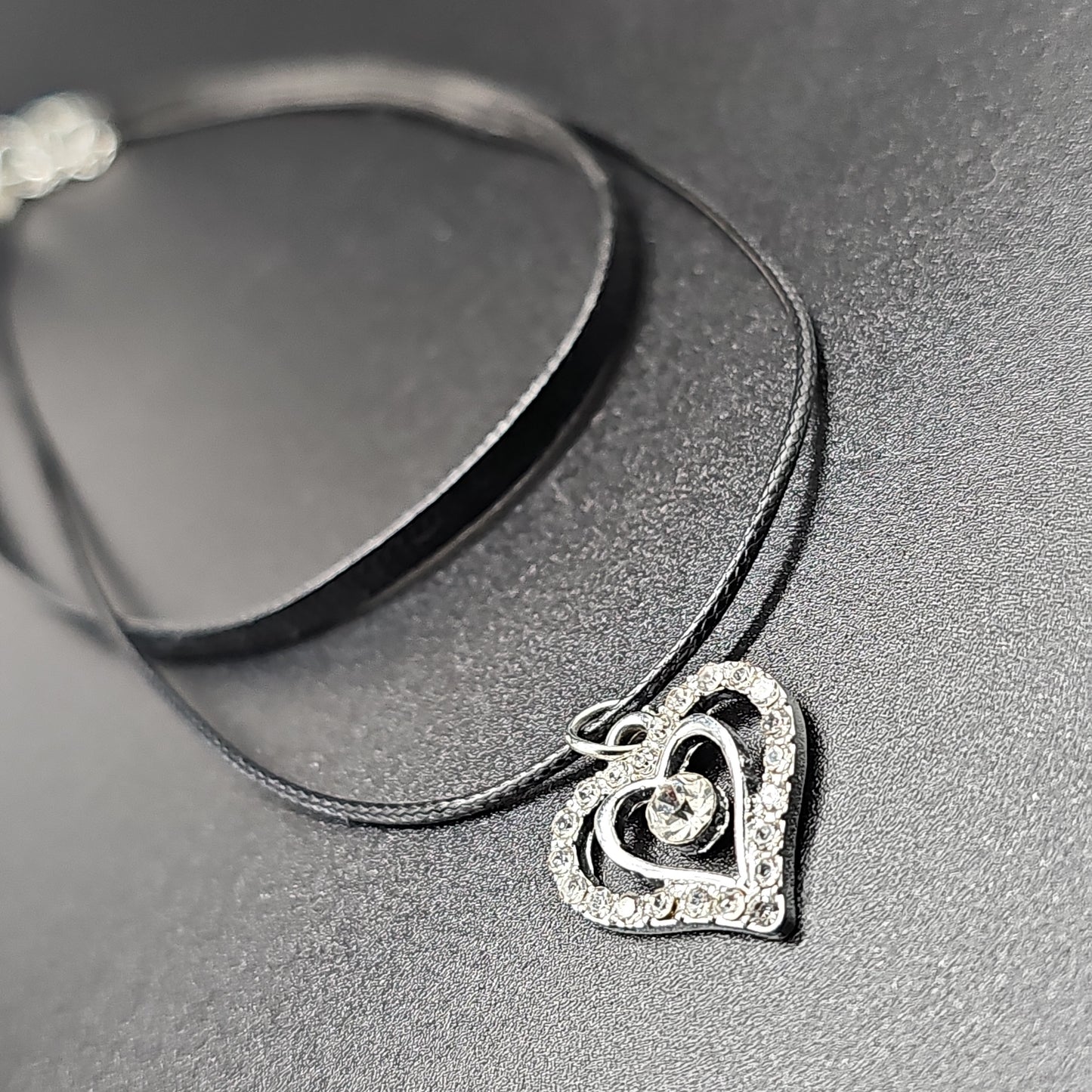 Black faux leather choker necklace with rhinestone double heart – romantic and chic style