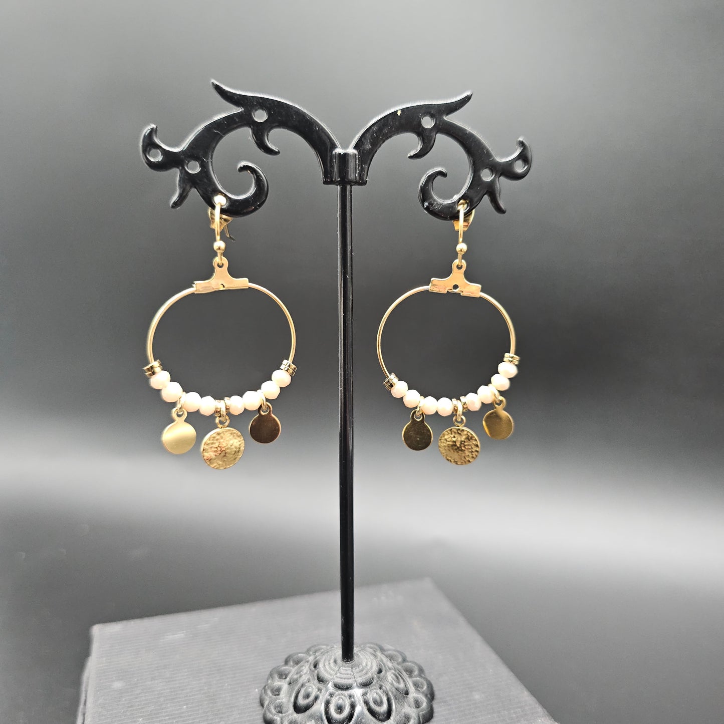 Boucles créoles dorées en acier inoxydable avec pampilles et perles beiges – Bijoux Nice2