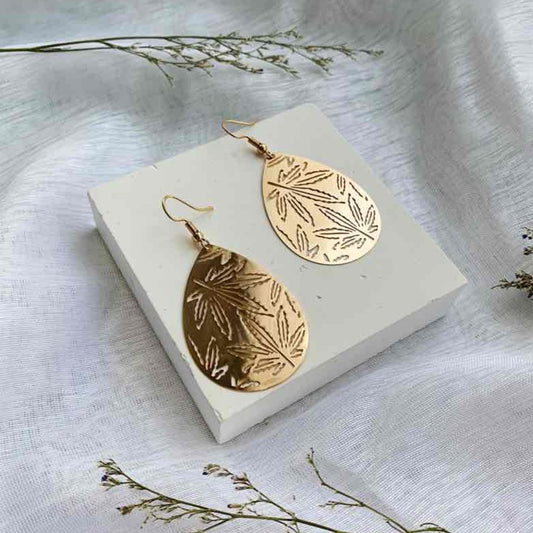 Boucles d’oreilles pendantes acier doré – forme goutte filigrane motif floral