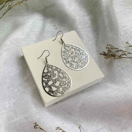 Boucles pendantes papillon en goutte filigrane – acier argenté hypoallergéniqueon