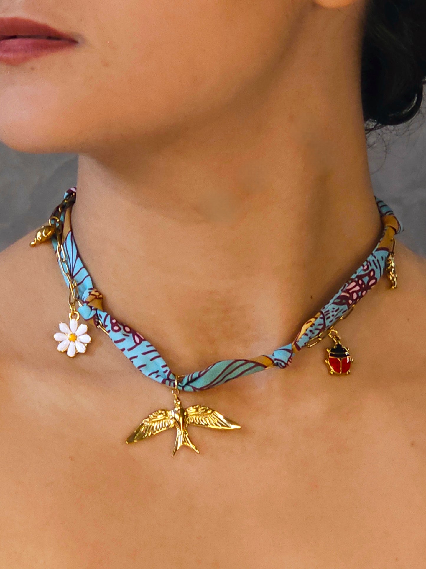 foulard oiseau bleu pampille  model porté