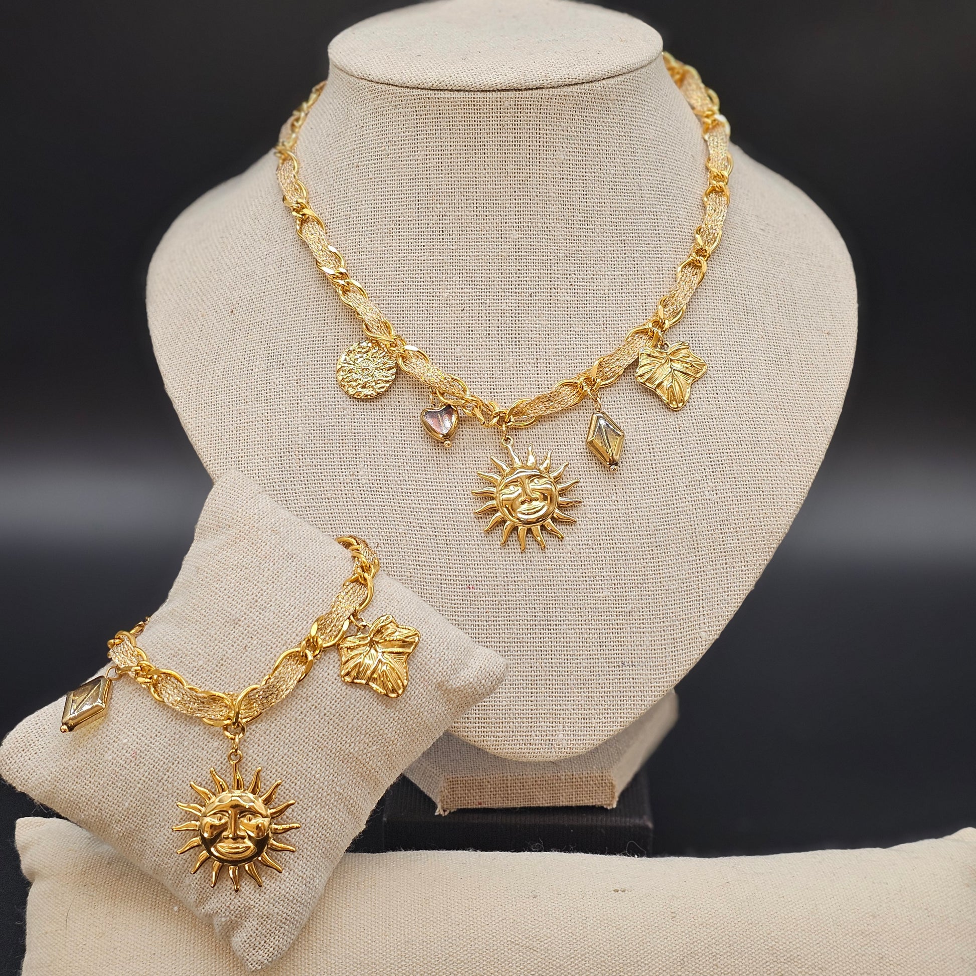 Vue d’ensemble sur présentoir, collier et bracelet assortis, fond neutre.