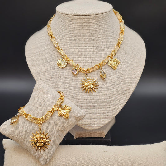 Vue d’ensemble sur présentoir, collier et bracelet assortis, fond neutre.