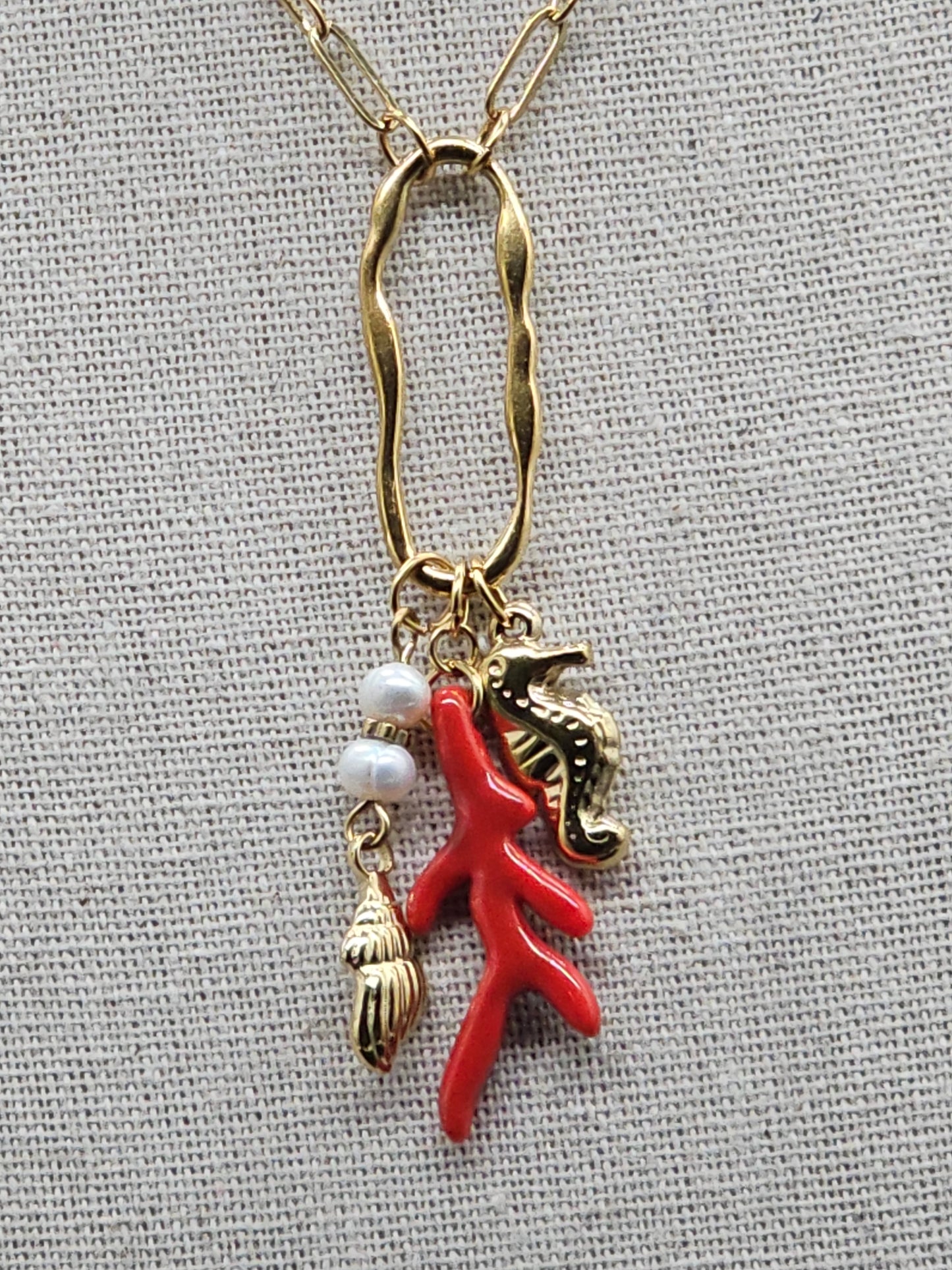 Collier chaîne maillons & charms marins – Corail rouge