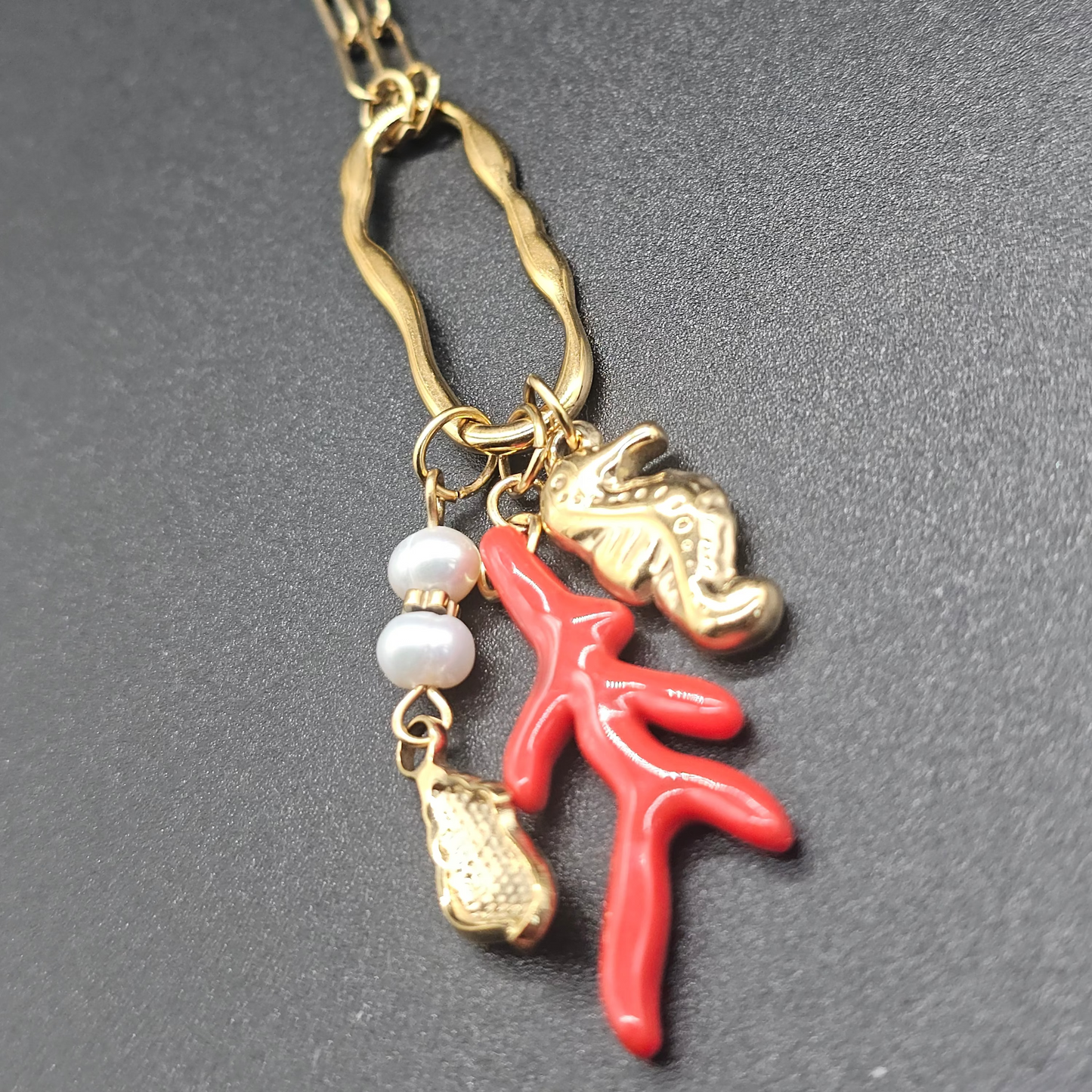 Collier chaîne maillons & charms marins – Corail rouge